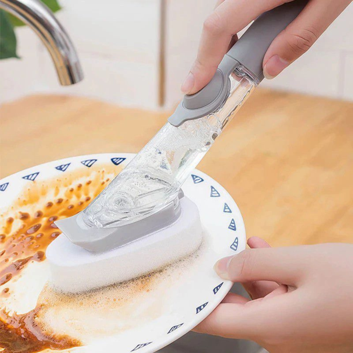 Cepillo de Limpieza 2 en 1 con Dispensador de Detergente y Esponja de Cocina Max Cleaner